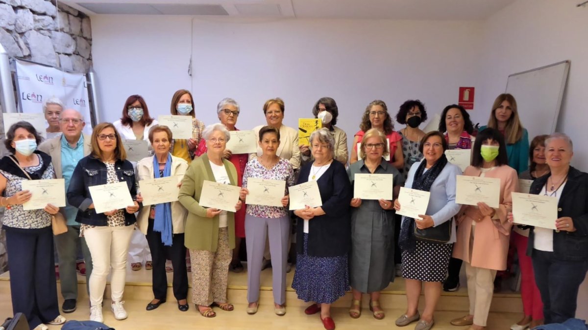 Foto de familia de las participantes del taller de lectura guiada. PACO FERGAR