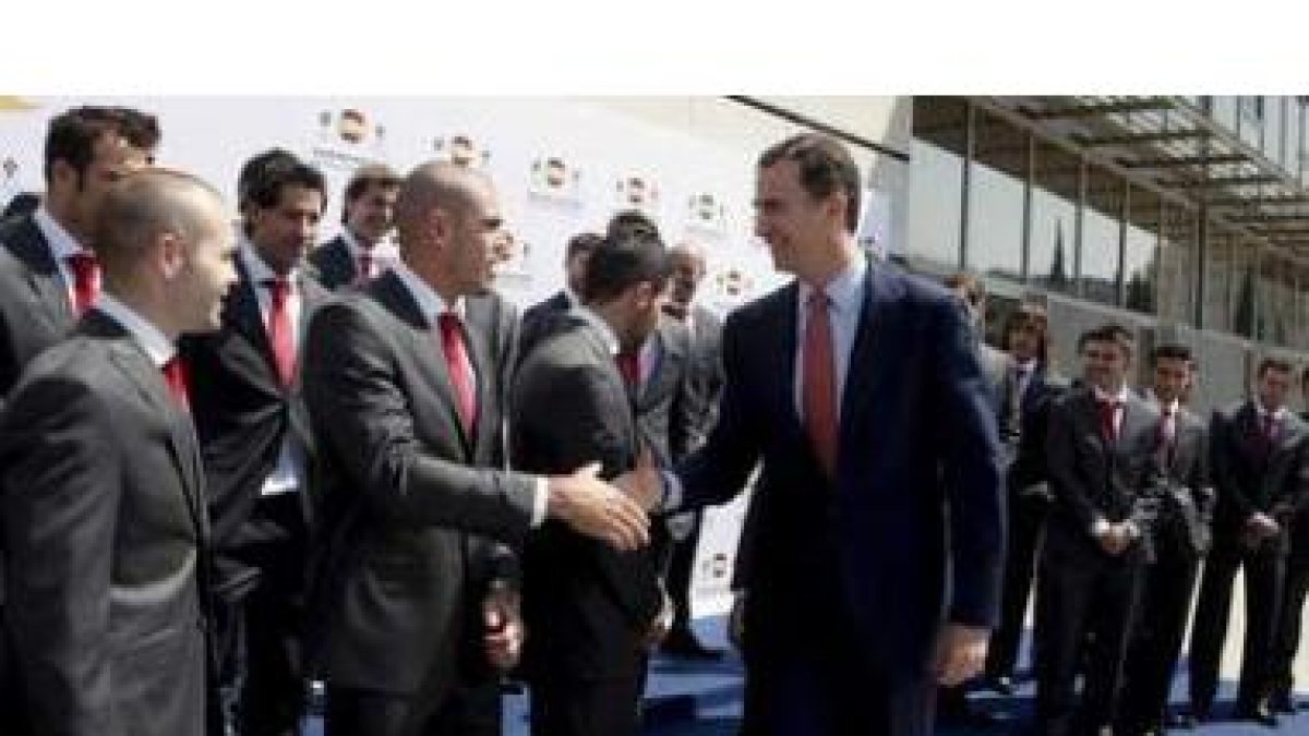 El Príncipe saludó ayer a la Selección en Las Rozas. En la foto, estrecha la mano de Alves.
