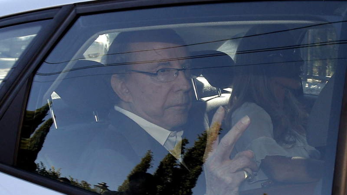 José María Ruiz-Mateos, junto a su hija Begoña, en un coche policial tras su detención.