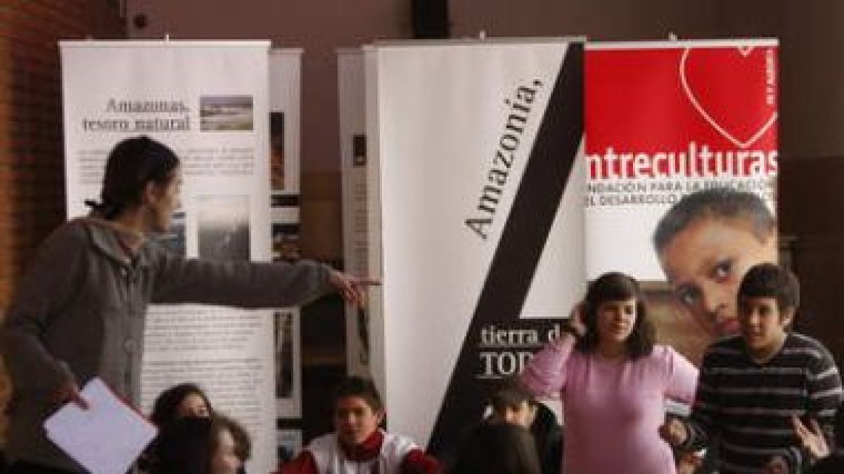 Un momento del taller de salud sexual, ayer en el IES Juan del Enzina, organizado por Cruz Roja de L