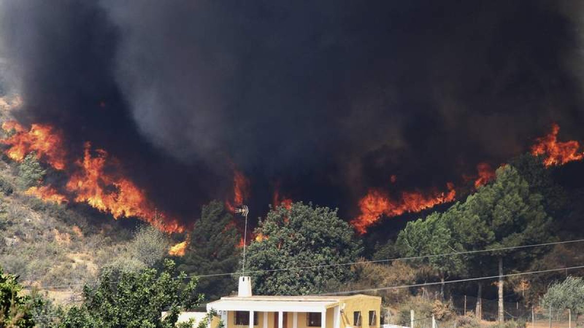 El fuego y el humo amenazan una vivienda en la localidad valenciana de Pedralba.