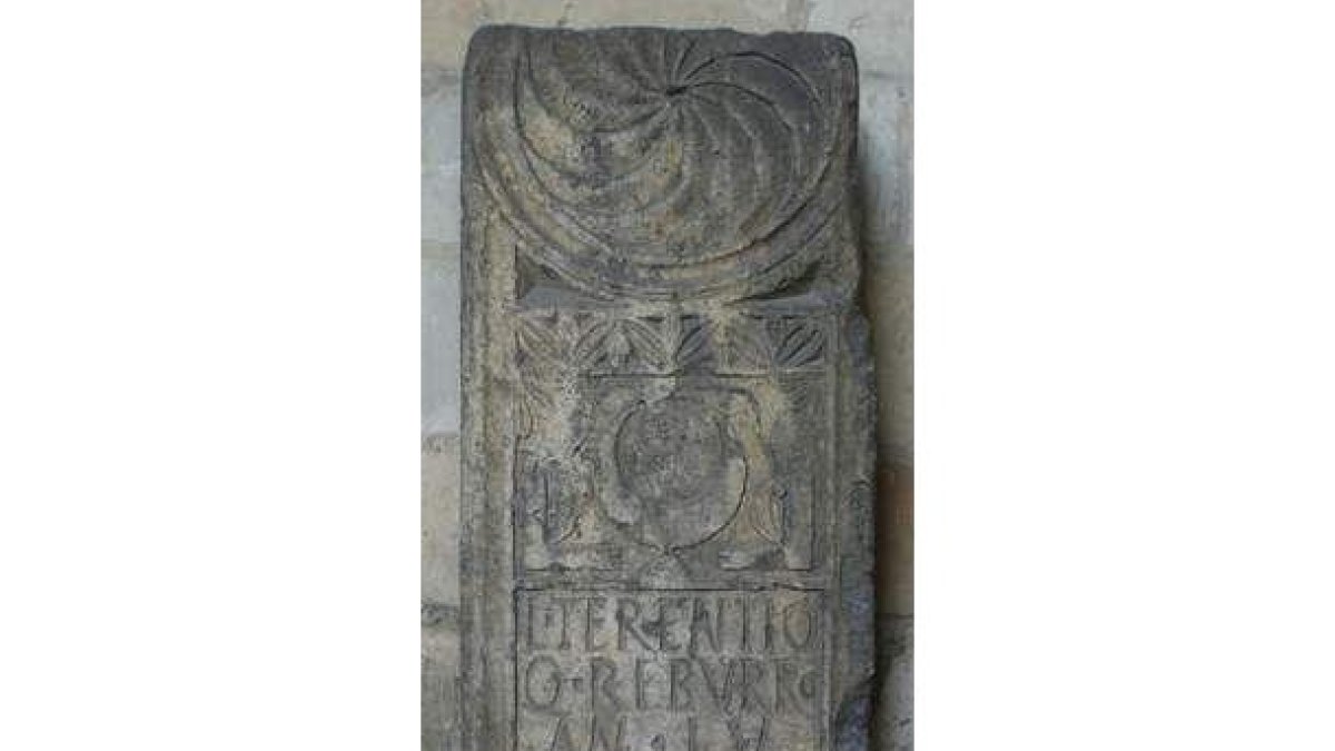 Imagen de una lápida vadiniense del Museo de León.