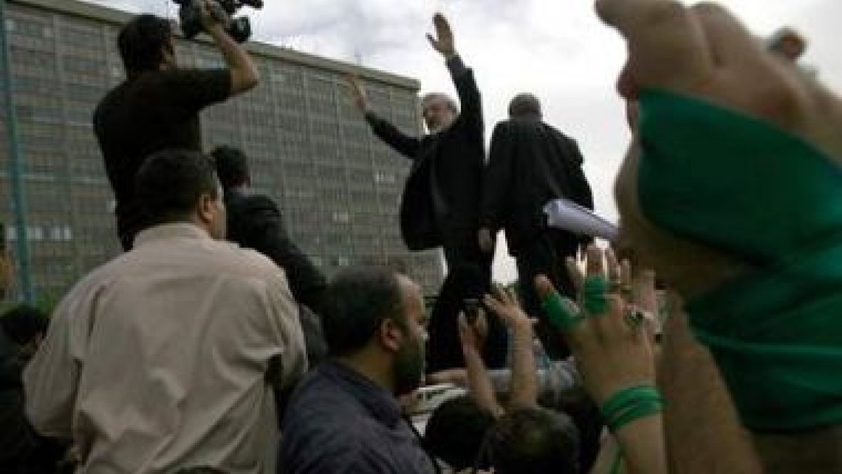 Musaví saluda a sus seguidores durante una protesta en Teherán.
