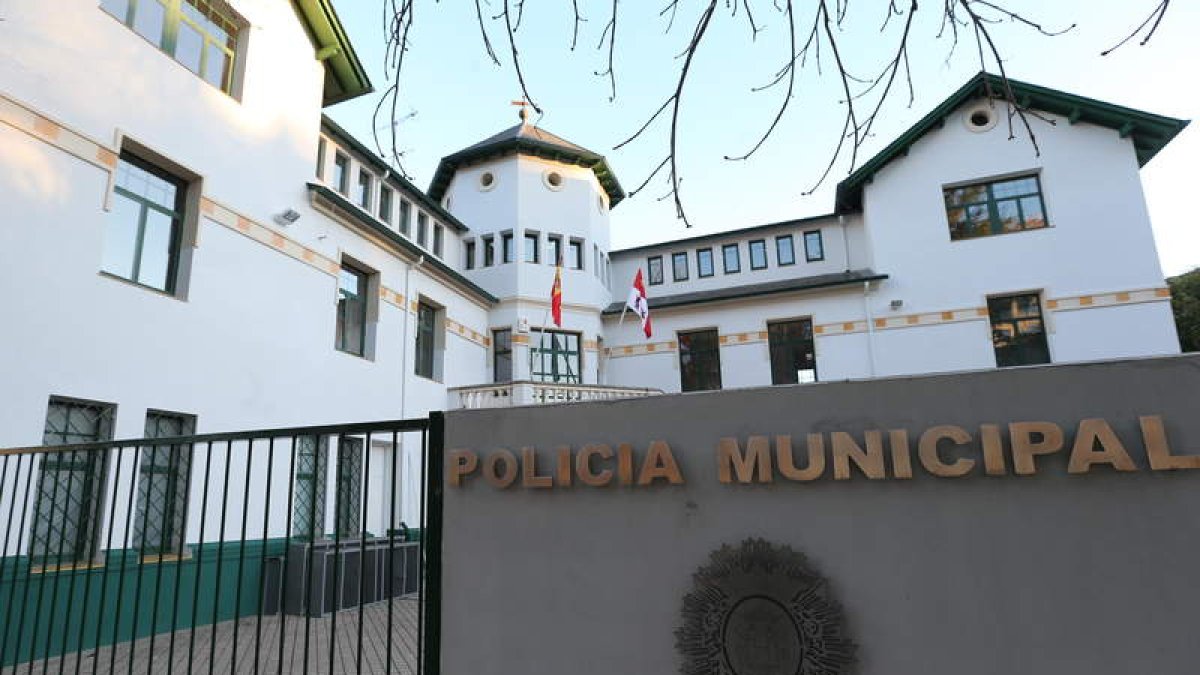 Los agentes de la Policía Municipal impusieron 3.500 multas por aparcar en zona prohibida. L. DE LA MATA