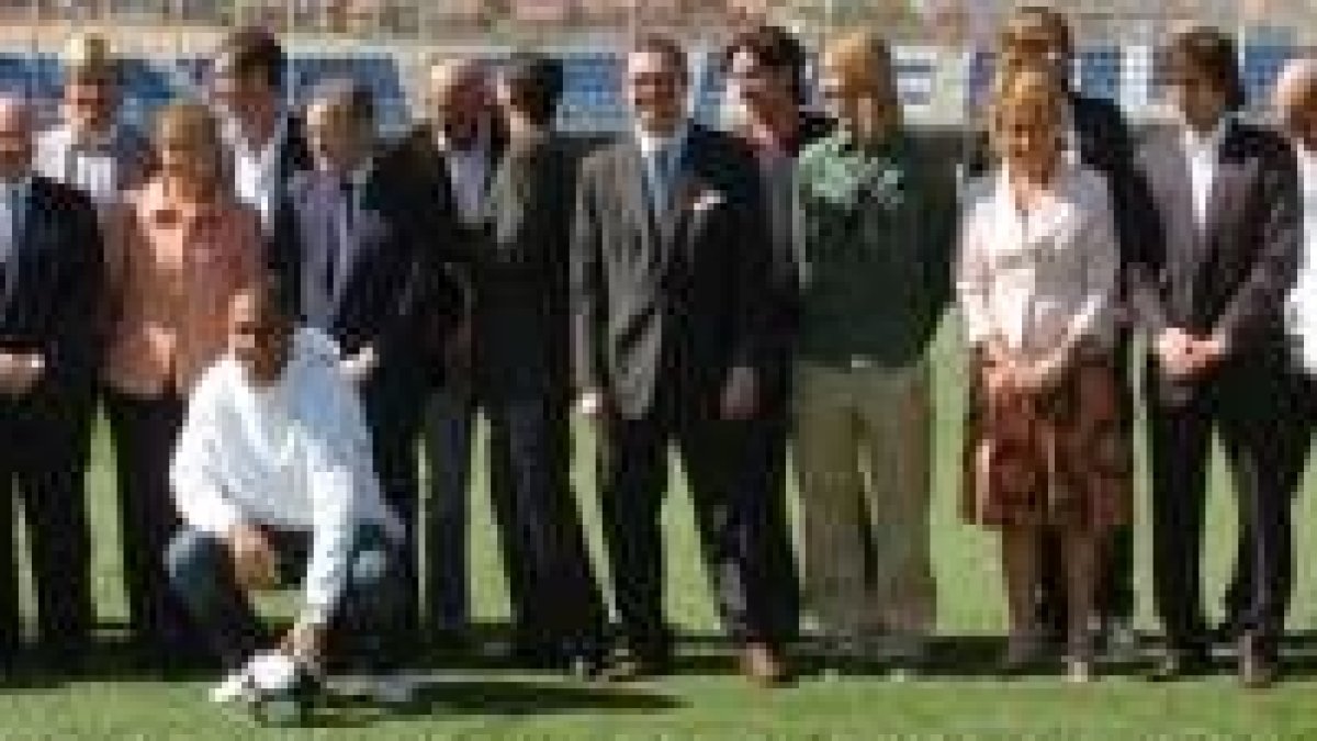 Directivos, jugadores y autoridades durante el acto de inauguración