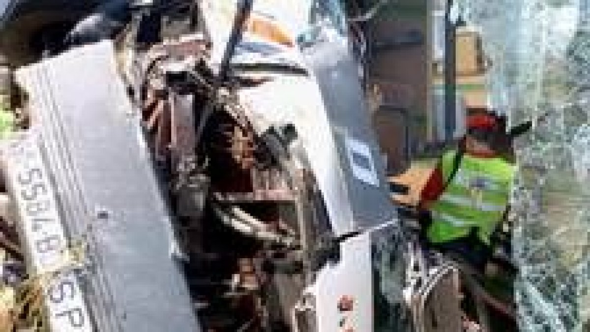 Estado en el que quedó el autocar accidentado en Mendavia
