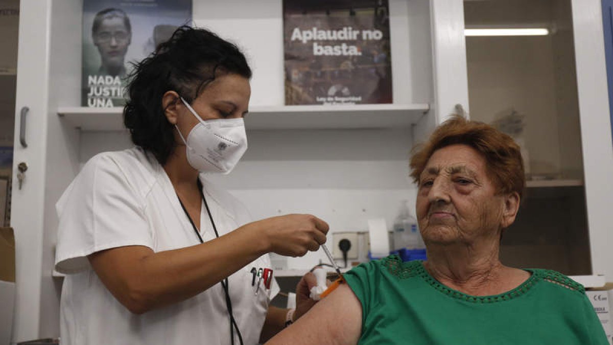 Adela Martínez, otra de las residentes de Armunia que primero puso el brazo. FERNANDO OTERO
