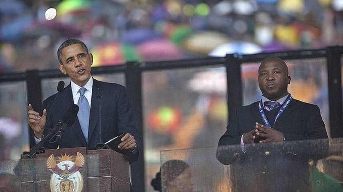 Thamsanqa Jantjie junto al presidente estadounidense, Barack Obama, durante su discurso en el funeral de Mandela.