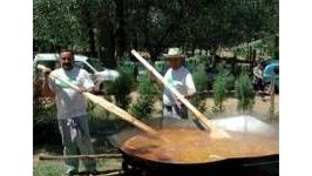 Preparación de la paellada en la primera fiesta celebrada en Zalamillas