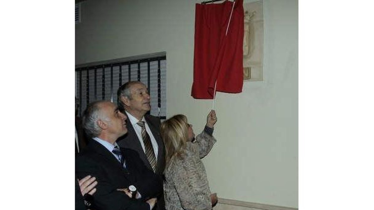 Raúl Valcarce, Del Egido, Martínez Barazón, Carrasco y Colinas (tras la presidenta) ante el escudo