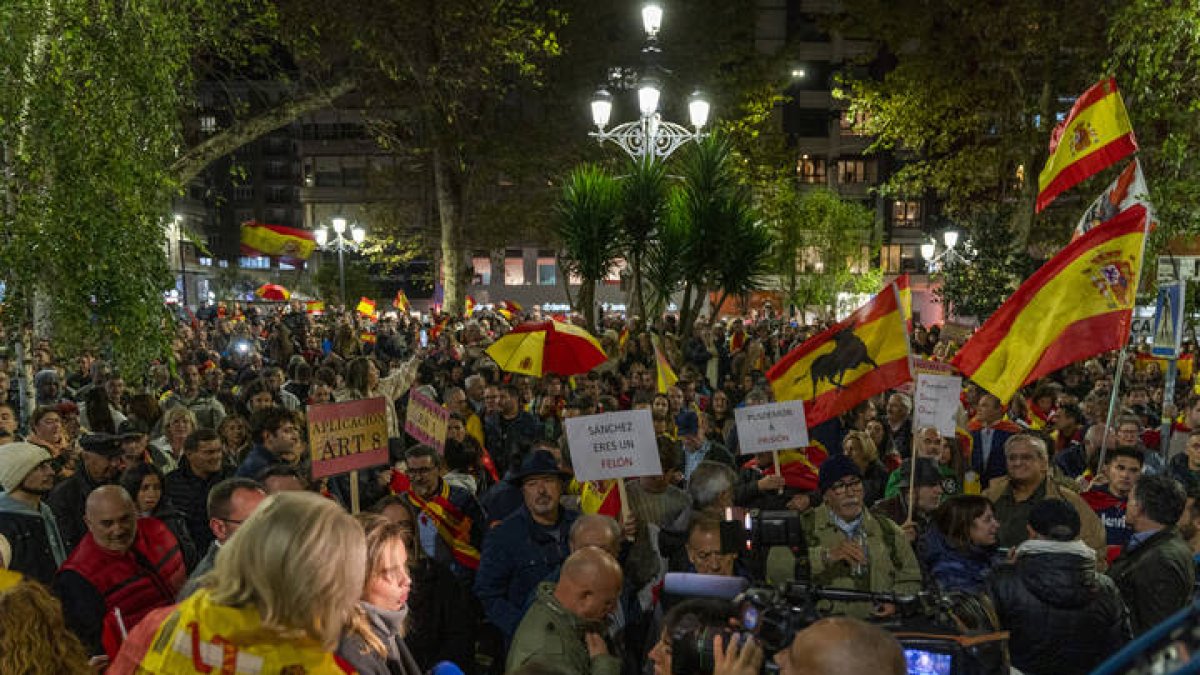 Concentración de este miércoles frente a la sede del PSOE en Santander en protesta por las negociaciones para la conformación de un nuevo Gobierno. ROMÁN G. AGUILERA