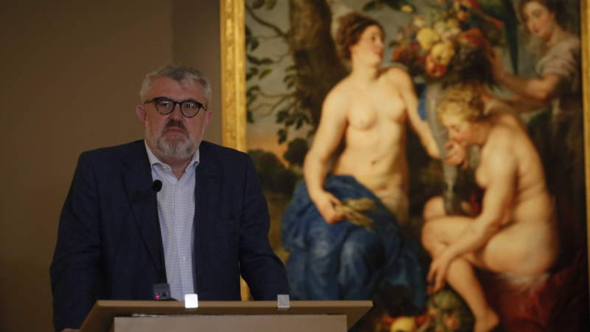 Miguel Falomir, director del Museo del Prado, con la obra ‘Ceres y dos ninfas’ que exhibirá el Museo de León de forma temporal. RAMIRO