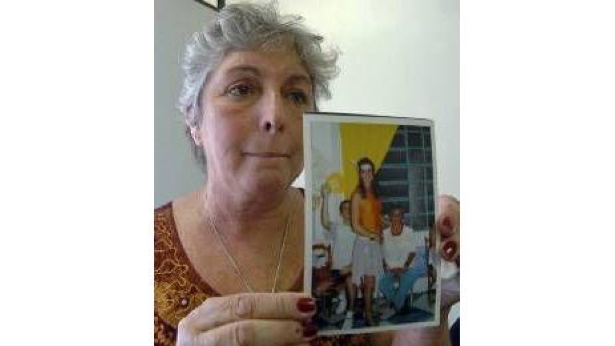 Miriam Reston mostraba una foto de su hija cuando estaba sana