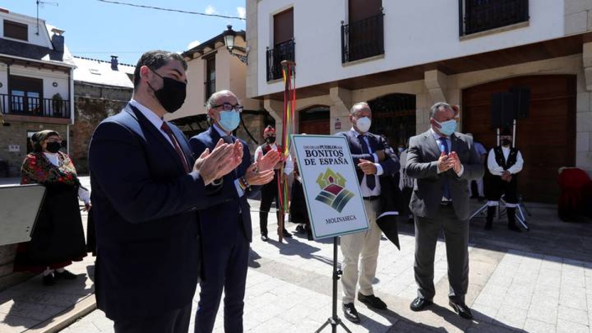 El consejero de Cultura y Turismo, Javier Ortega (2I), durante el acto de proclamación de Molinaseca como ´Uno de los pueblos más bonitos de España. ANA F.BARREDO