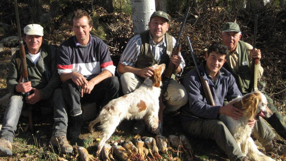 Aficionados de Villeza de las Matas descansan tras las primeras «manos» a la perdiz.