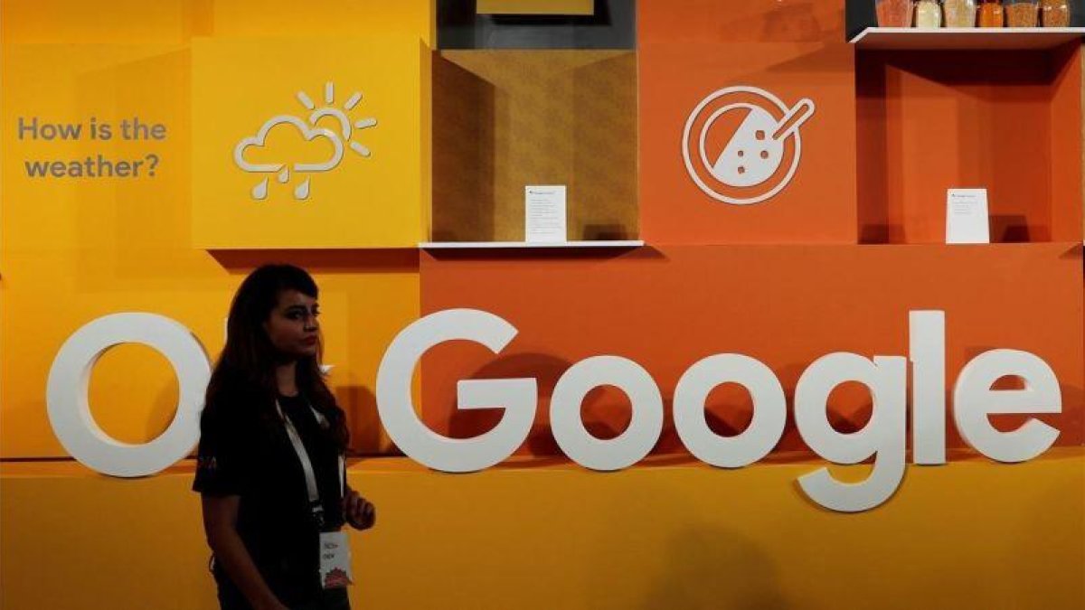 Una mujer frente al logo de Google.
