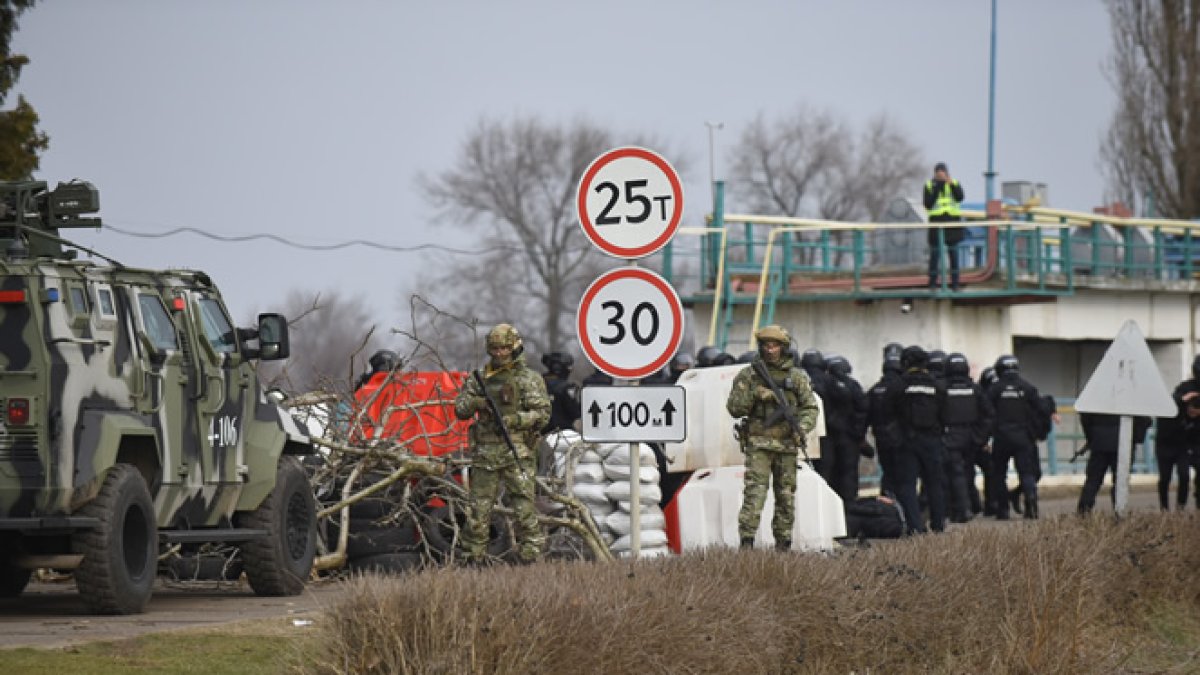 La policía ucraniana y los militares de la Guardia Nacional participan en ejercicios cerca de la aldea de Kalanchak en el distrito de Skadovsk del área de Kherson, sur de Ucrania, el 12 de febrero de 2022 en medio de tensiones en la frontera entre Ucrania y Rusia. Los ejercicios especiales de entrenamiento táctico para una respuesta oportuna y eficaz a situaciones con factores desestabilizadores se llevaron a cabo en la región de Kherson, que se encuentra críticamente cerca de la frontera administrativa con la península de Crimea anexada por Rusia en 2014. Más de mil agentes del orden (Policía, Nacional Guardia, Servicio de Emergencia del Estado, Servicio de Guardia de Fronteras, Servicio de Migración del Estado, etc.), además de equipos especiales, incluido un grupo de helicópteros, participaron en los ejercicios. (Rusia, Ucrania, Estados Unidos) EFE/EPA/OLEG PETRASYUK