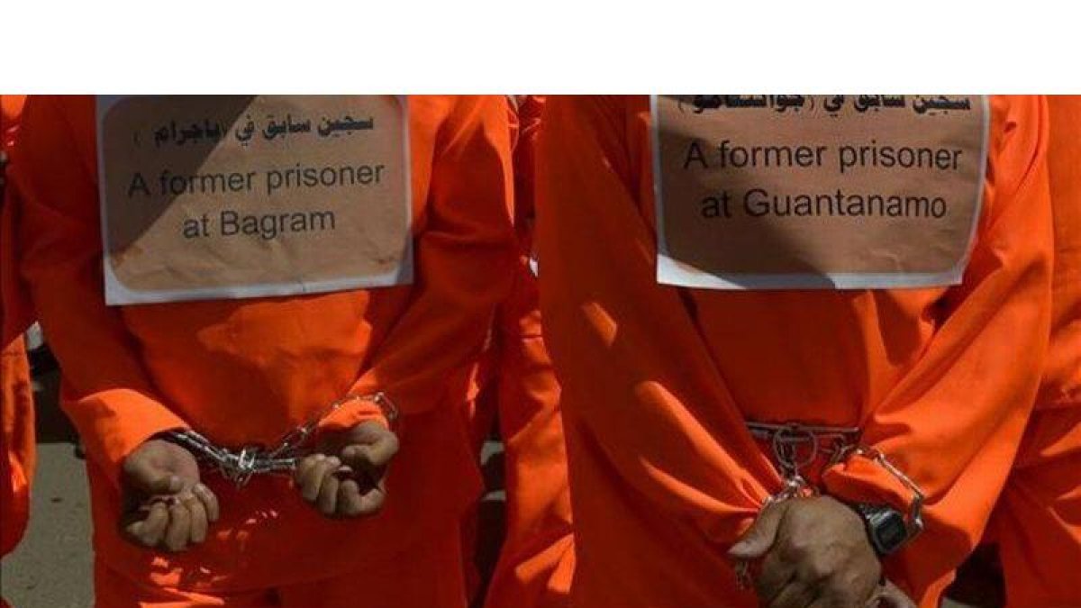 Manifestación de antiguos presos de Guantánamo ante la embajada de EEUU en Saná.