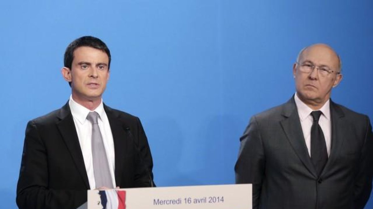 El primer ministro Manuel Valls, junto al ministro de Finanzas, Michel Sapin (derecha), en el Elíseo.