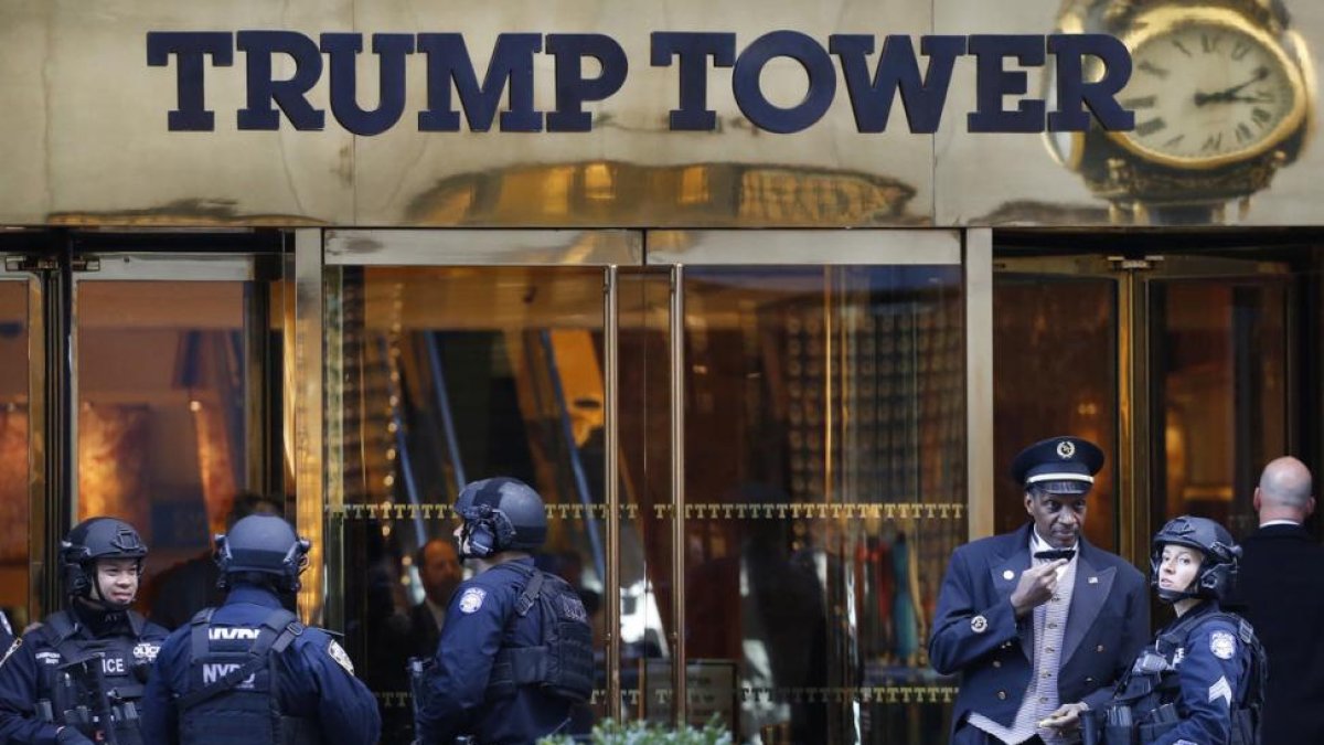 Policías de Nueva York frente a la Torre Trump, donde el presidente tiene la oficina y su residencia, en la Quinta Avenida.