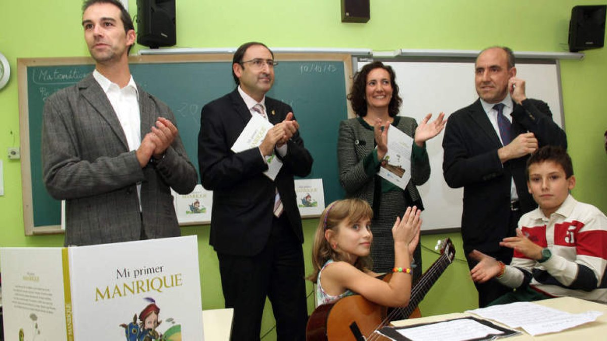 La presidenta de las Cortes durante el acto de presentación del libro de autores de la Comunidad en un colegio de Palencia.