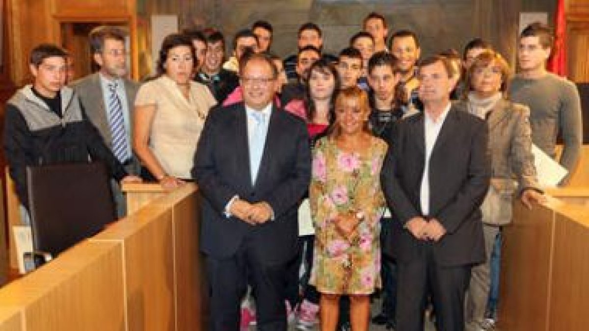 La presidenta, Isabel Carrasco, con los alumnos.