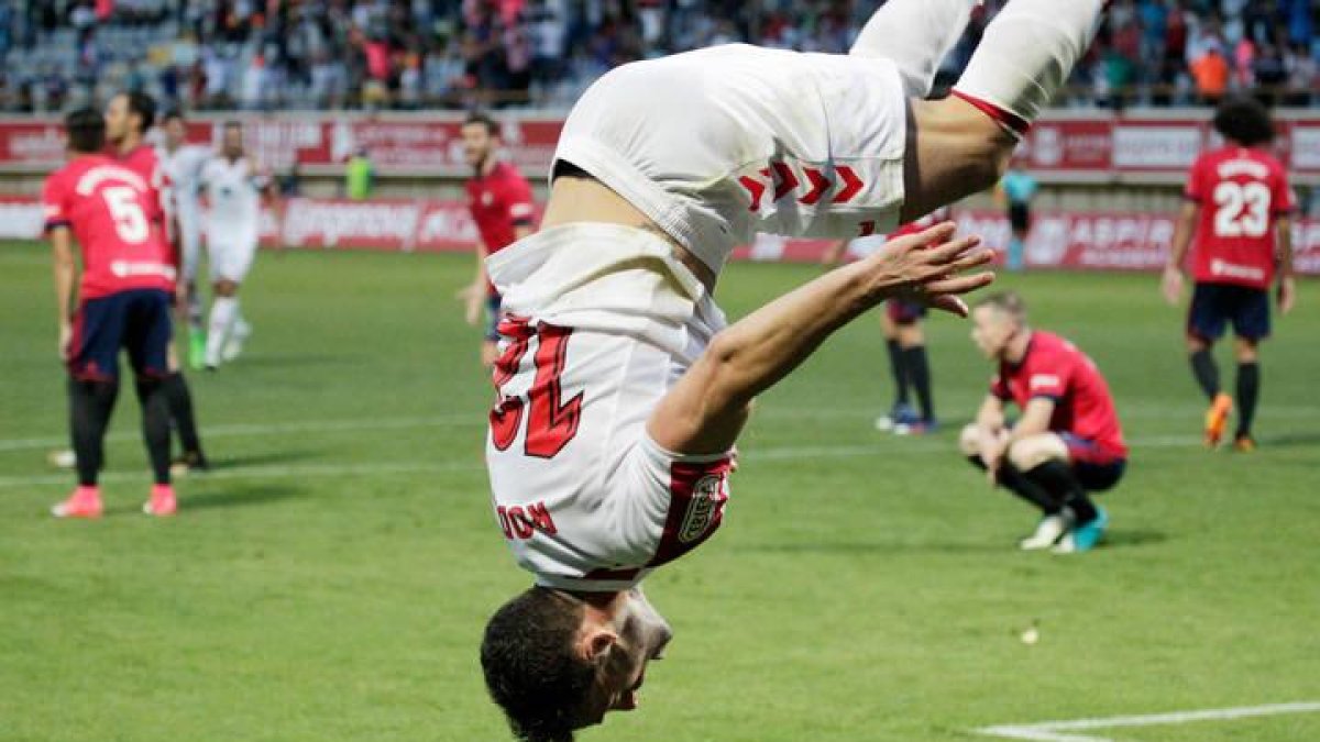 Un jugador de la Cultural celebra el triunfo ante el Osasuna.