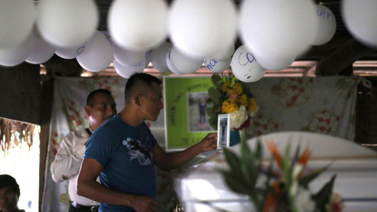 Vecinos asisten al velorio de Jakelin Caal  la nina inmigrante que murio el pasado 8 de diciembre bajo custodia de la Patrulla Fronteriza  por lo que el Estado de Guatemala ha pedido al gobierno de Estados Unidos una exhaustiva investigacion de este caso