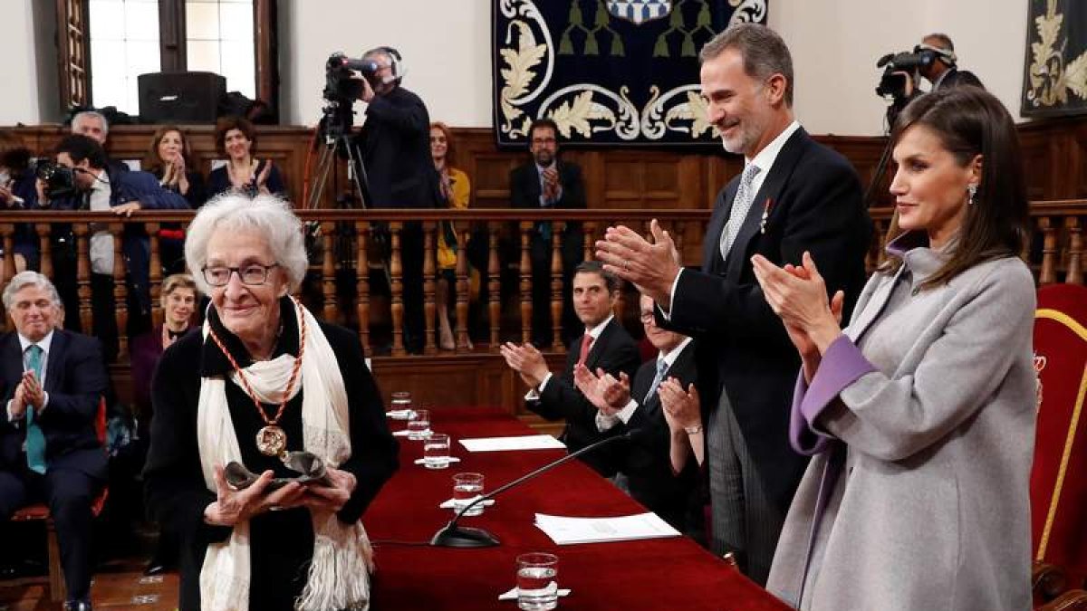 Los reyes aplauden a la poeta uruguaya Ida Vitale tras recibir el Premio Cervantes 2018. BALLESTEROS