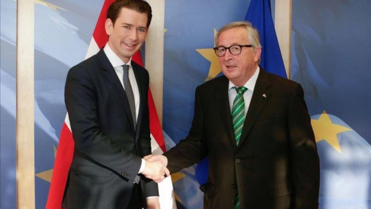 Jean-Claude Juncker saluda al canciller austriaco Sebastian Kurz, en Bruselas