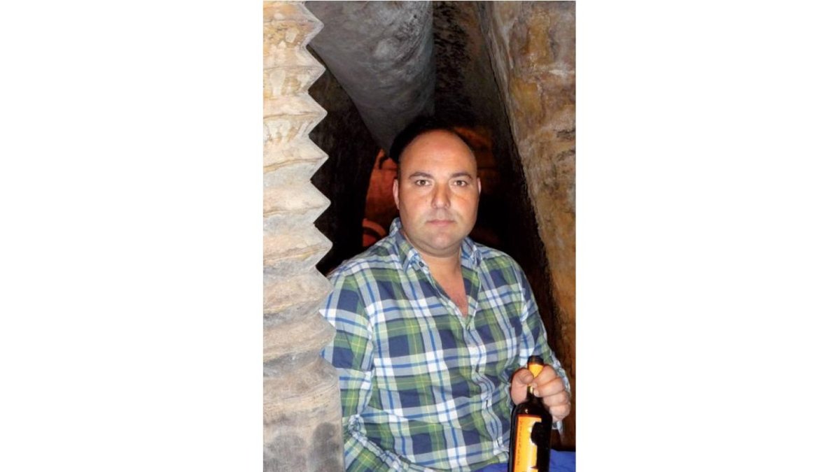 Jorge Robles, sobre la piedra del lagar de la bodega tradicional en la que almacena el vino y ahora ensaya la crianza.