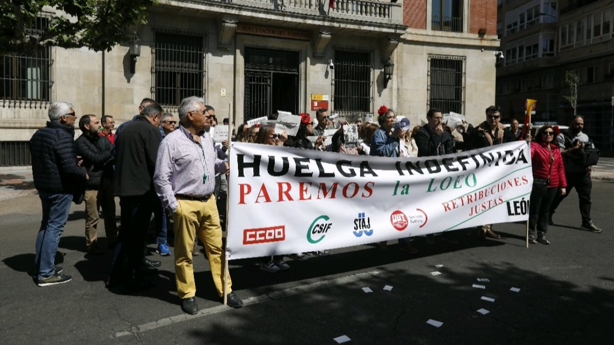 Los funcionarios en huelga protestaron delante de la Subdelegación. FERNANDO OTERO