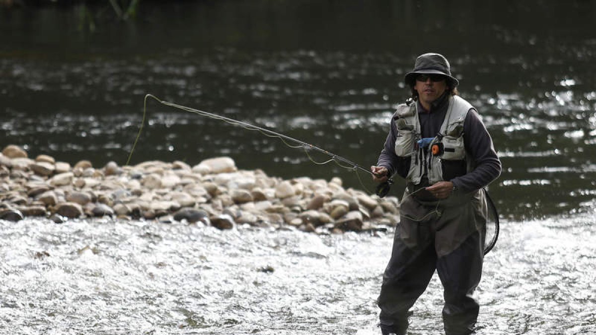 La temporada de pesca en los ríos leoneses levantará el telón en mes y medio. FERNANDO OTERO