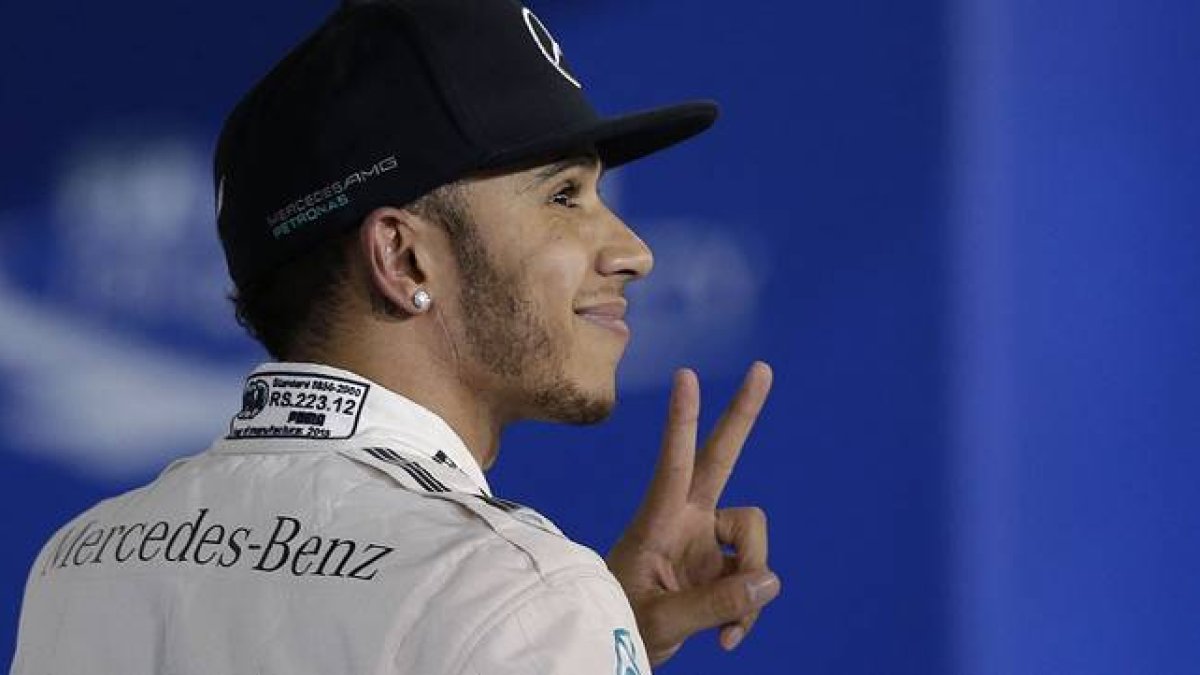 Lewis Hamilton hace el signo de la victoria tras conseguir la 'pole' del GP de Baréin.