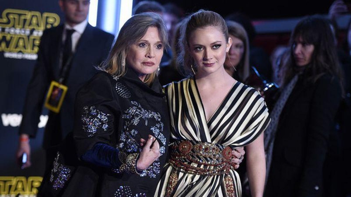 Carrie Fisher con su hija, Billie Lourd, en el estreno de 'Star Wars: El despertar de la fuerza'.