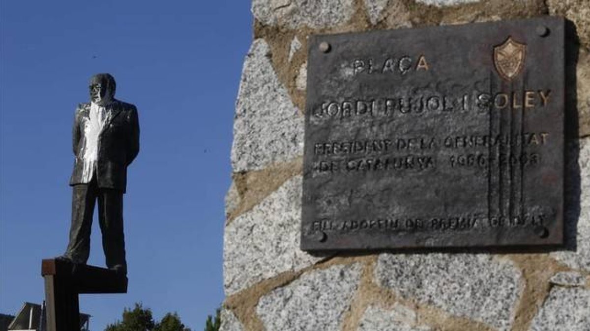 La estatua de Jordi Pujol en Premià de Dalt manchada con pintura blanca, este miércoles.