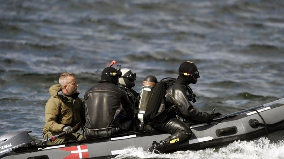 Buzos del Comando de Defensa de Dinamarca durante las labores de rescate del cadáver hallado este martes en Koge Bugt cerca de Amager en Copenhague (Dinamarca).