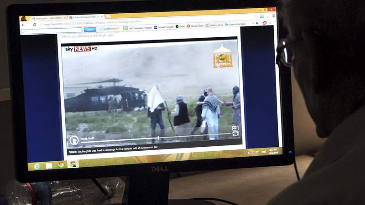 Un paquistaní ve un vídeo facilitado por los talibanes del momento de la liberación.