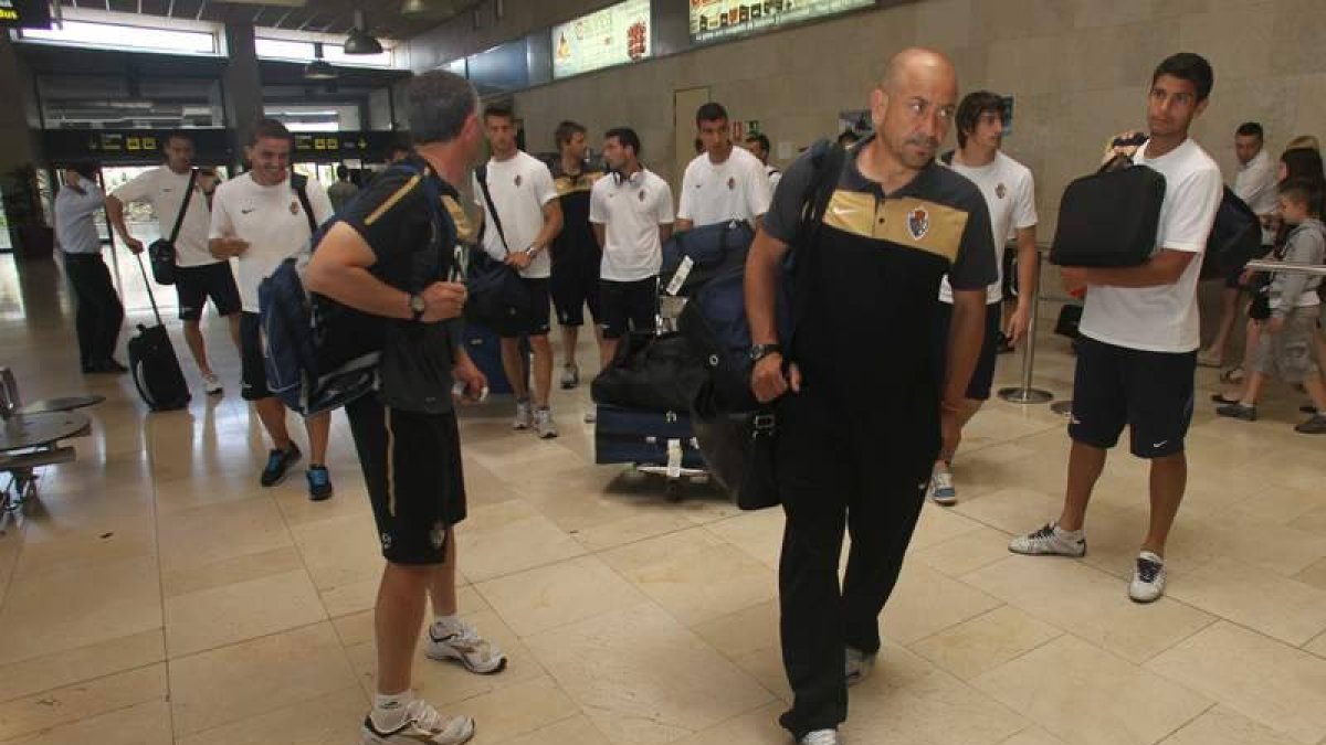 La plantilla de la Deportiva, con Claudio enfadado, a su llegada al aeropuerto de Los Rodeos para disputar hoy el partido clave.