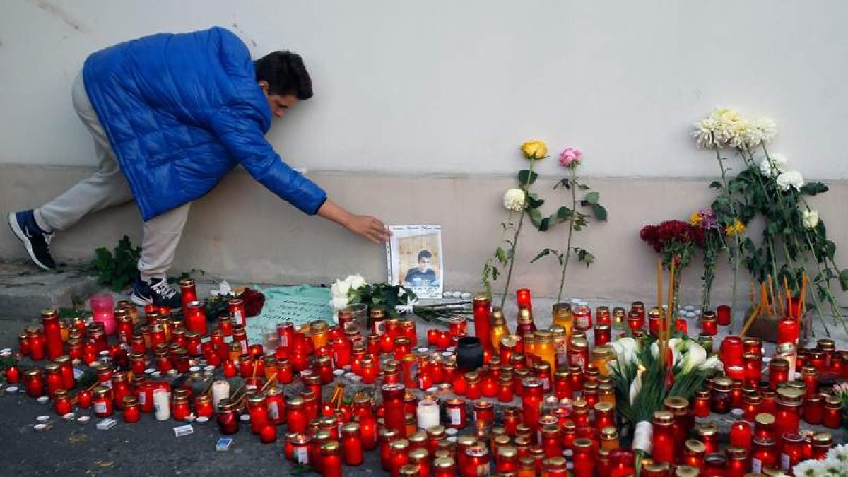 Velas en memoria de las víctimas del incendio.