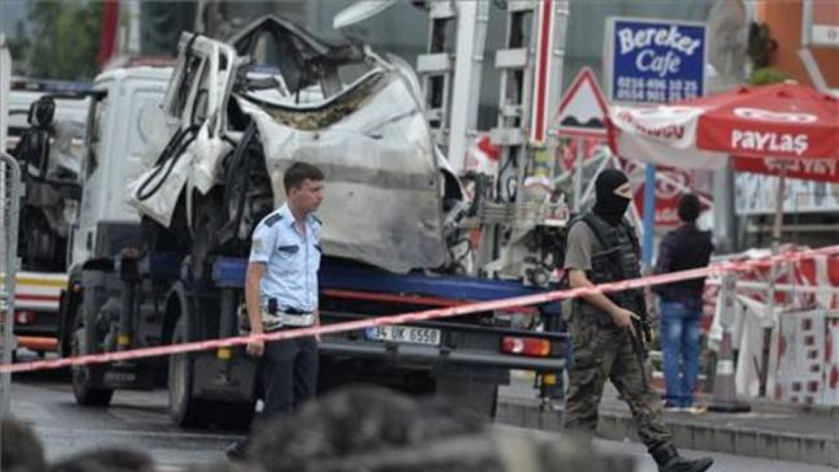 Miembros de los servicios de seguridad turcos inspeccionan la zona donde explosionó una bomba en una comisaría de policía en Estambul el día 10 de agosto.