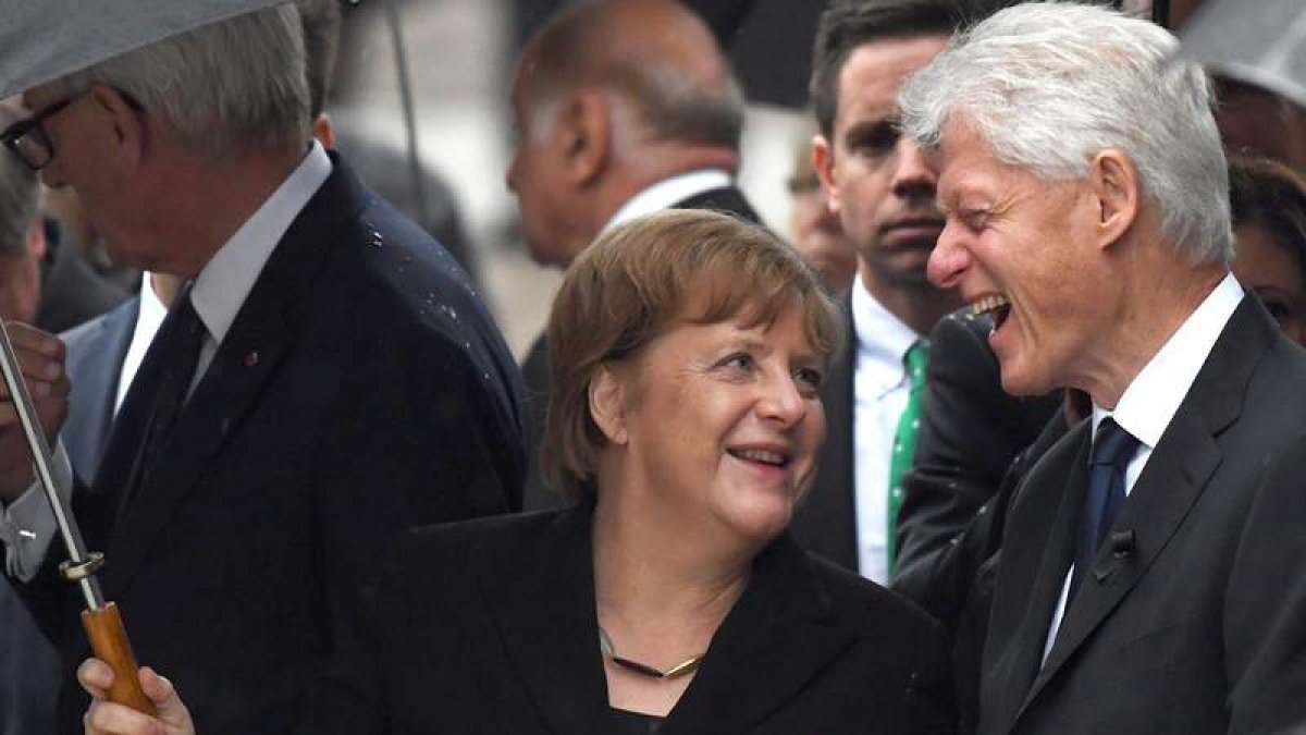 Merkel charla con Bill Clinton durante el funeral por Hetmul Kohl. DANIEL KOPATSCH