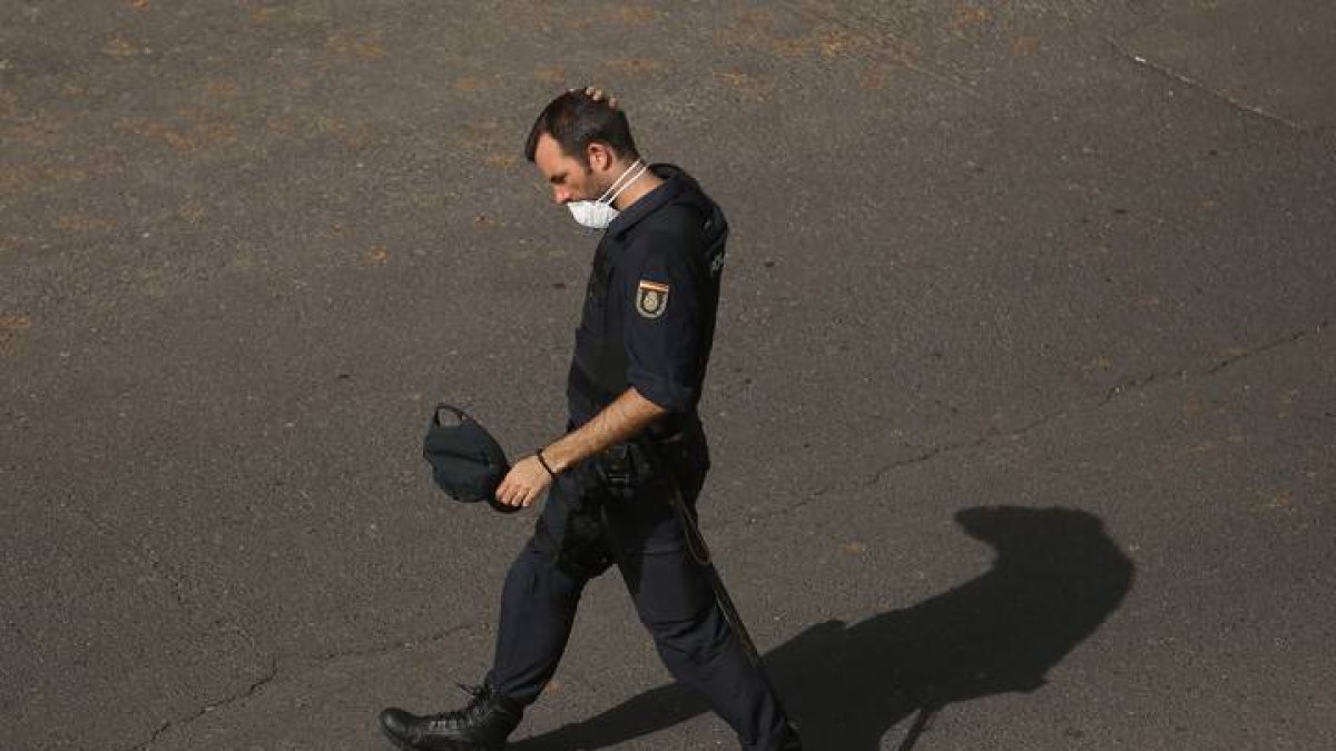 Un policía se retira a descansar de la custodia del hotel de Adeje, Tenerife. CRISTÓBAL GARCÍA