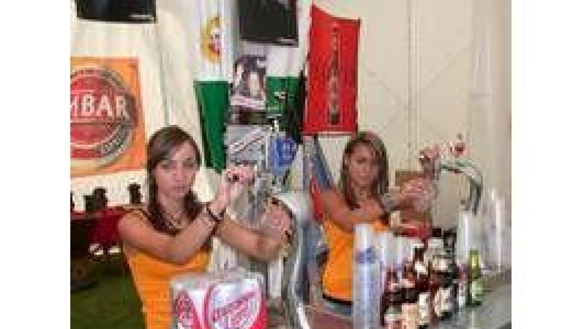 Dos jóvenes del pueblo en el momento de tirar la cerveza en la feria