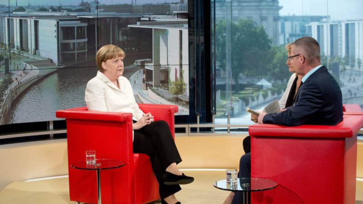 La canciller alemana, Angela Merkel, dio hoy por cerrada la polémica en torno a una posible salida temporal de Grecia de la zona euro, descartó el cese de su ministro de Finanzas, Wolfgang Schäuble, y abogó por "mirar hacia delante".