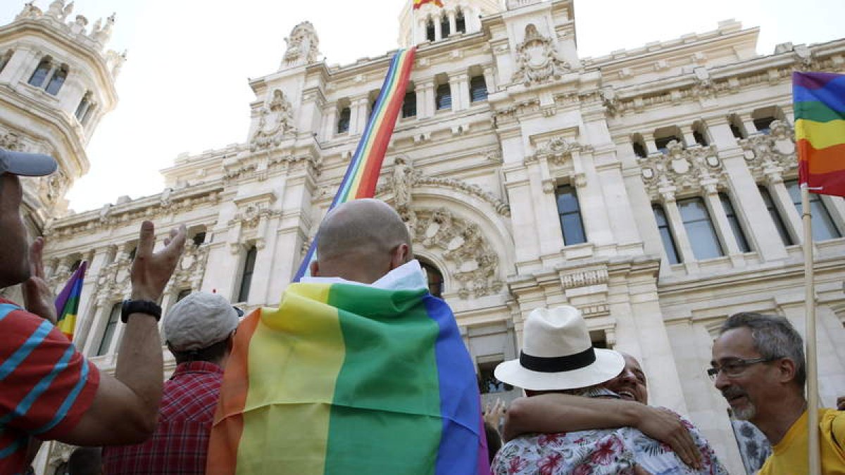 La bandera arcoíris en el Ayuntamiento madrileño.