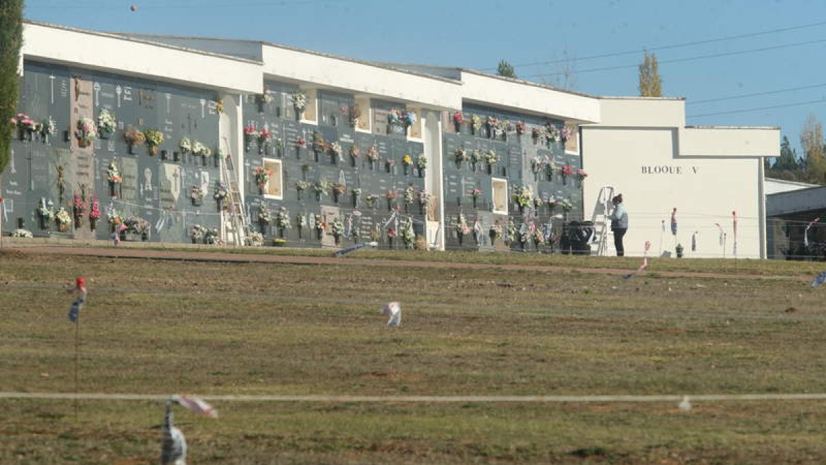 El cementerio ha sido limpiado y señalizado para evitar la aglomeración de personas. L. DE LA MATA