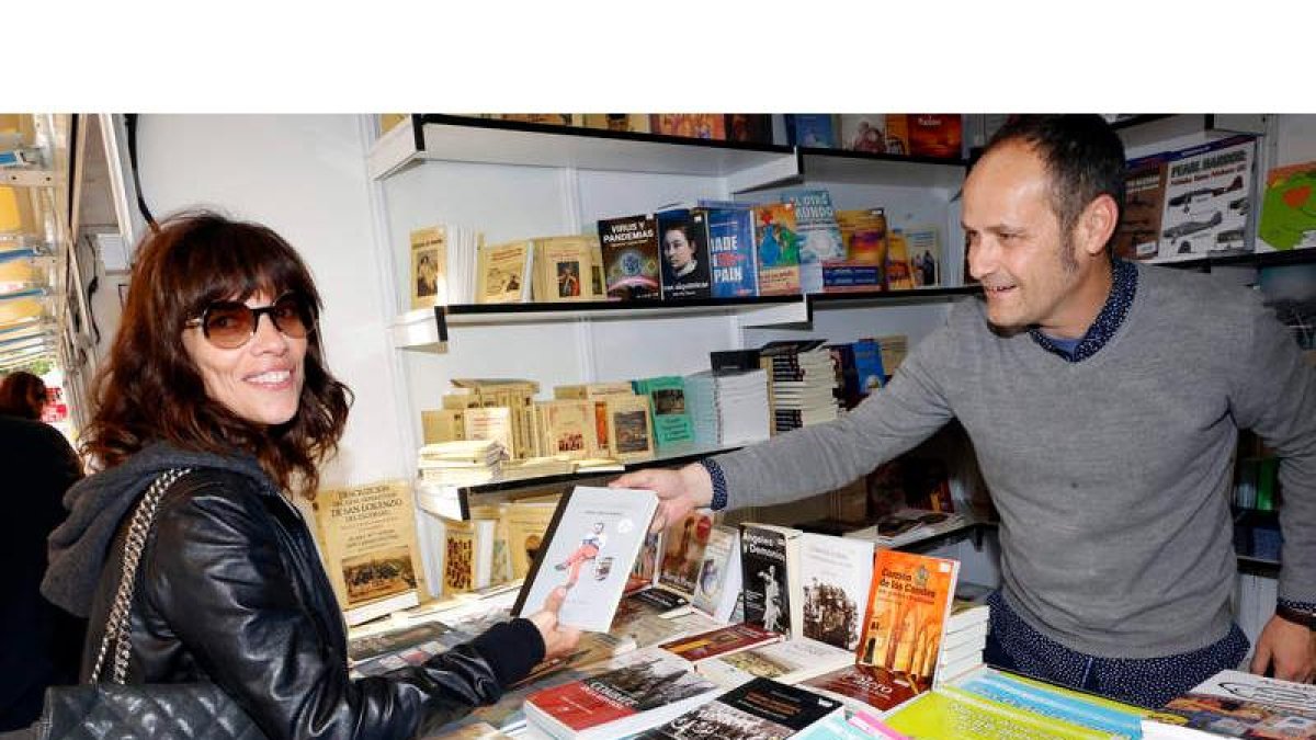 La actriz Maribel Verdú comprando libros en la caseta del editor y librero leonés Héctor Escobar. RAQUEL P. VIECO