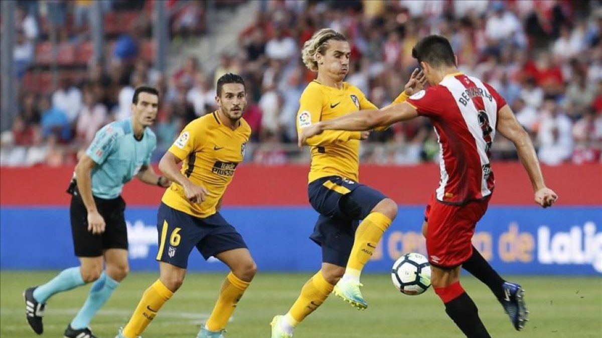 Griezmann y Espinosa disputan el balón durante el partido jugado en Montilivi