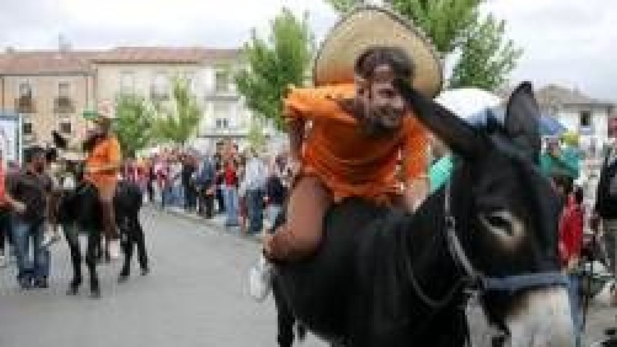 Uno de los participantes que compitió en la tradicional carrera de burros de Boñar
